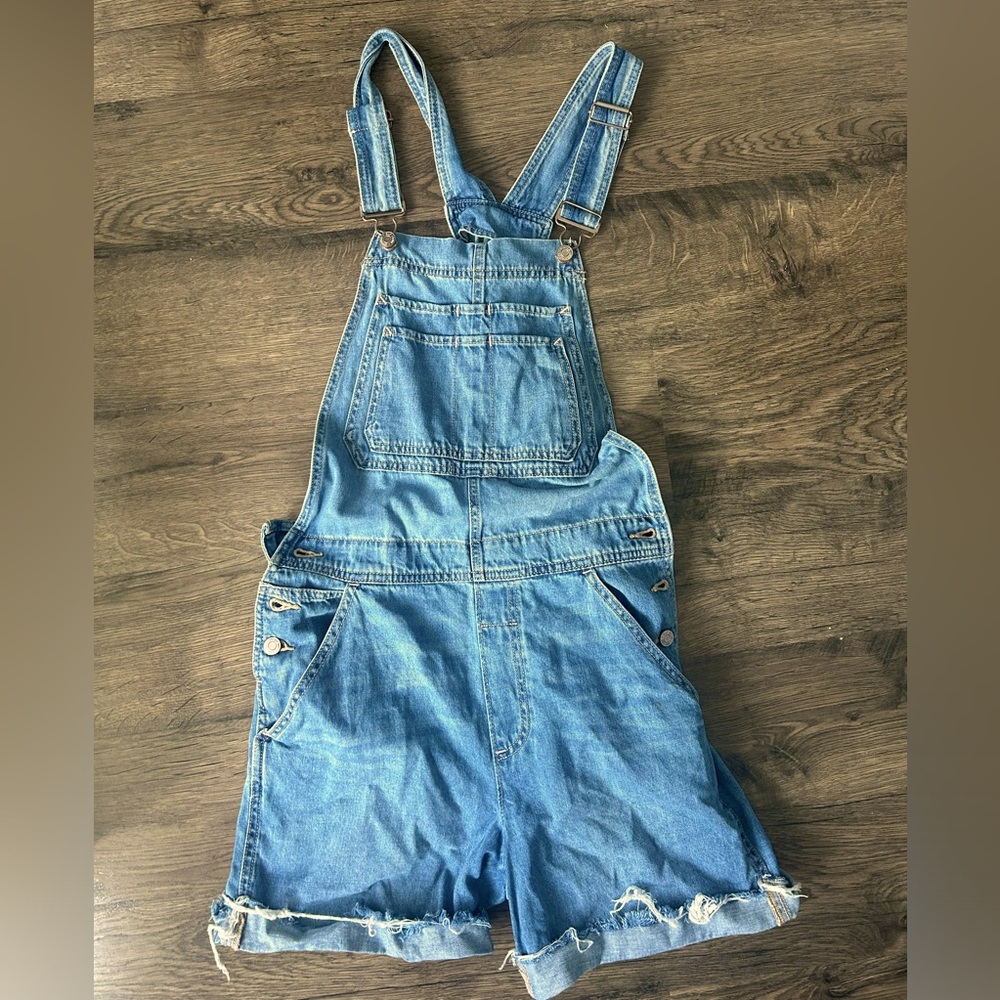 Gap light colored blue denim shorts overalls size S tall pockets